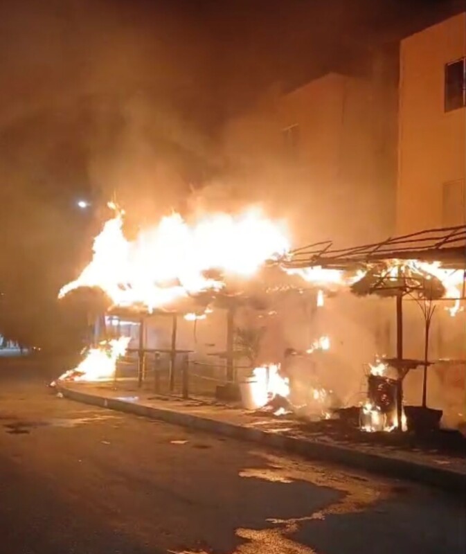 Descarta la Fiscalía extorsión en el incendio de La Palapita en Cancún; el hecho tuvo que ver con la informidad de unos clientes por la cuenta.