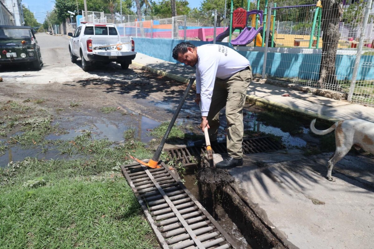 A través de la Coordinación Municipal de Protección Civil, se han redoblado las labores de limpieza de alcantarillas y canales pluviales.