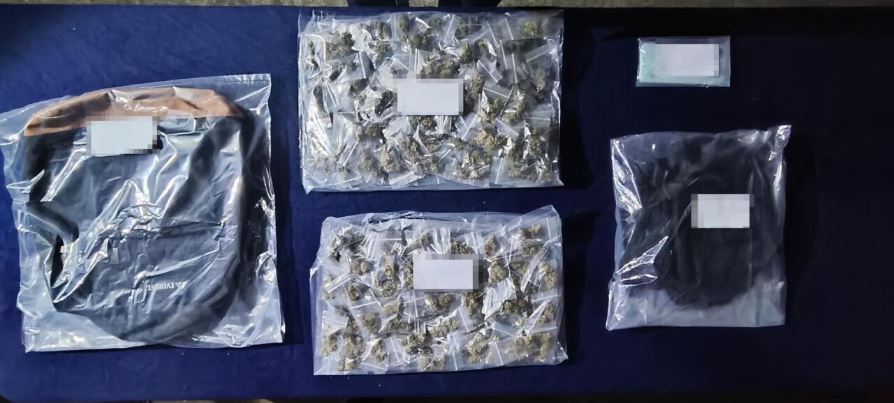 Aseguran a dos sujetos con 200 dosis de droga en la colonia Tres Marías en Cancún; Irving “N” y Jorge “N” fueron sorprendidos cuando manipulaban bolsitas.