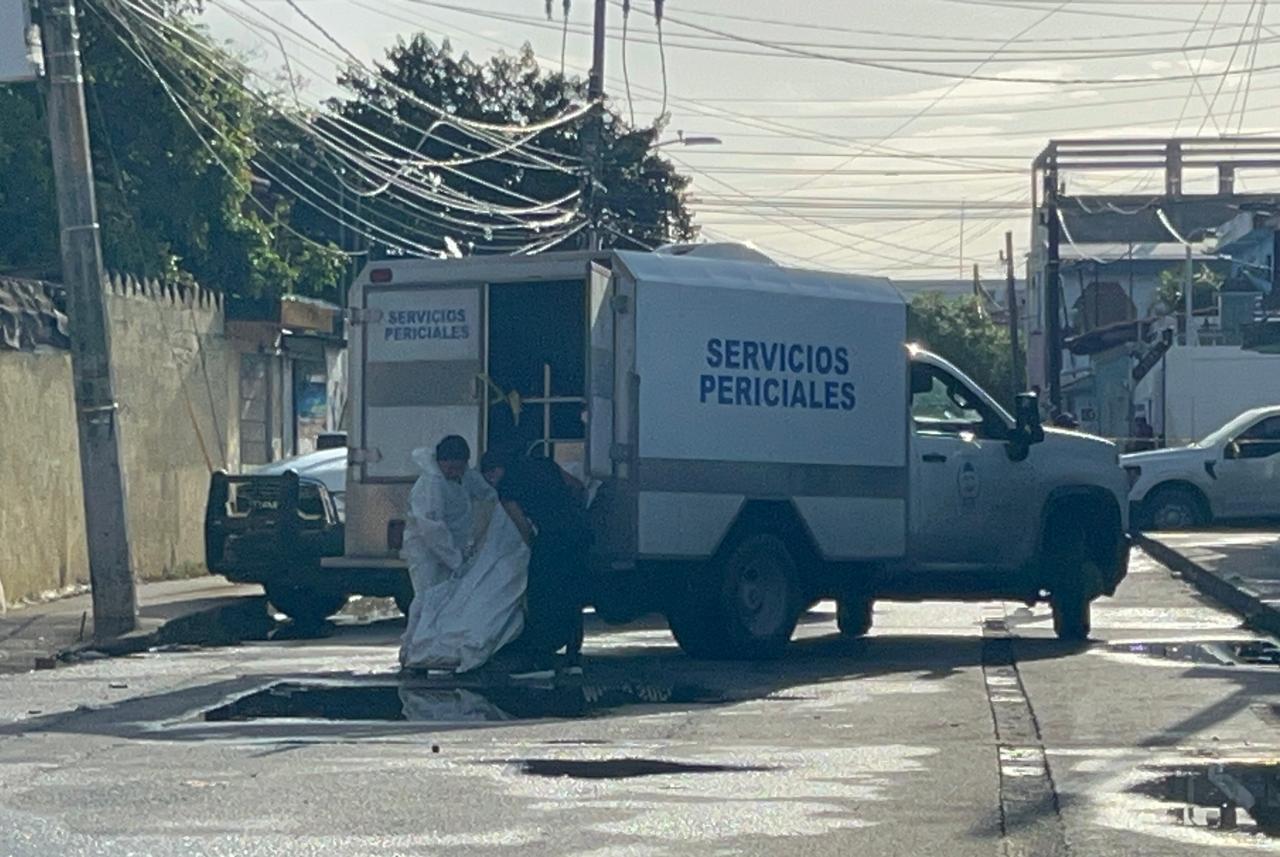 Hallan muerto a un hombre en calles de la Supermanzana 66 de Cancún; la víctima fue hallada desnuda y sin huellas de violencia.