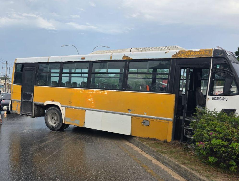 Exceso de velocidad en pavimento mojado provocan aparatoso accidente en la López Portillo; conductor de autobús derriba un poste.