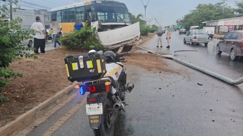 Exceso de velocidad en pavimento mojado provocan aparatoso accidente en la López Portillo