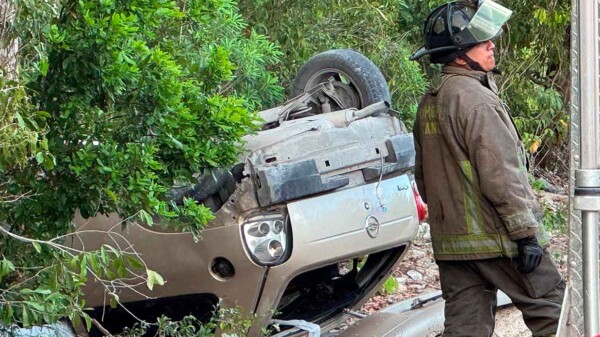 Fallecen dos personas en accidente automovilístico en ZC de Isla Mujeres