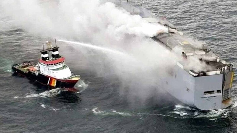 Se incendia en altamar carguero con tres mil autos eléctricos chinos