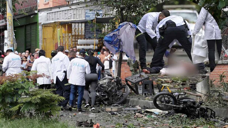 Bombazos a estaciones de policía matan a tres agentes en Colombia