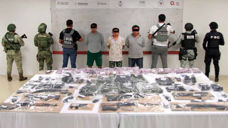 Capturan en Tulum a presunto líder criminal y aseguran arsenal de armas largas