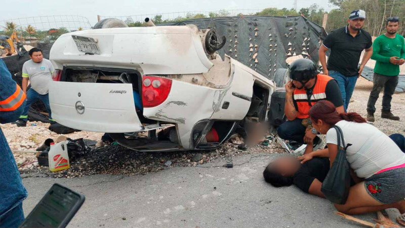 Pareja resulta lesionada tras aparatoso accidente vehicular en avenida de Cancún