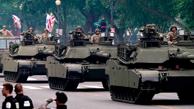 EE.UU. exhibe su músculo militar en desfile con ecos de guerra global