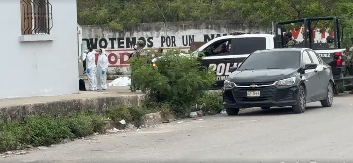 Hallan cuerpo descuartizado en contenedor de basura en Villas Otoch Paraíso; la víctima fue llevada al Semefo en calidad de desconocida.