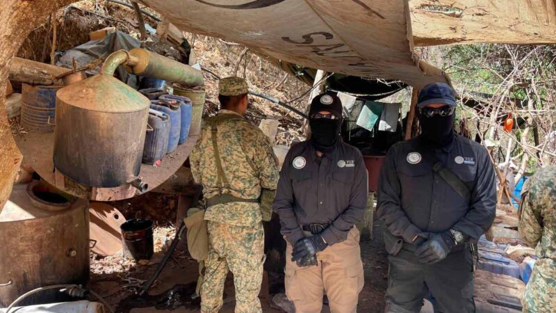 Autoridades aseguran 150 kilos de metanfetamina y desmantelan narcolaboratorio en Durango