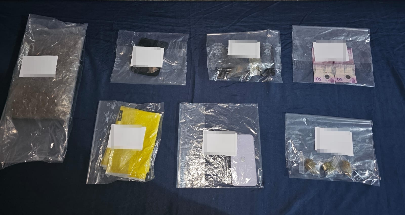 Detienen a presunto narcomenudista en Hacienda Real del Caribe en Cancún; Andrés "N", alias "Güero", fue trasladado a la FGE por delitos Contra la Salud.