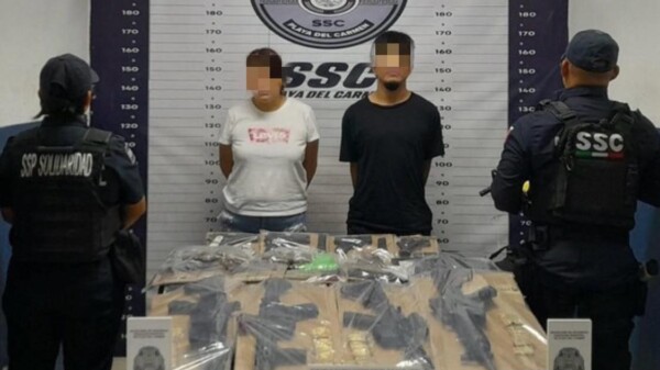Detienen a una pareja con poderosas armas en Playa del Carmen