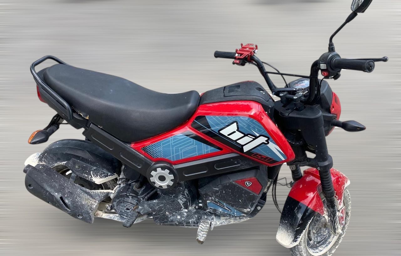 Aseguran a presuntos narcomenudistas en la colonia Tres Reyes de Cancún; además de drogas les decomisaron una moto sin placas.