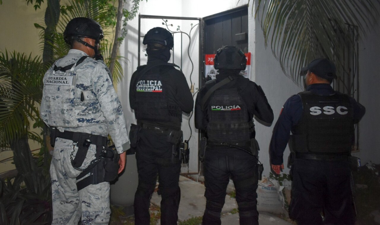 Aseguran drogas y un arma en cinco cateos en Othón P. Blanco, Tulum y Cozumel; los inmuebles inspeccionados fueron asegurados por las autoridades.
