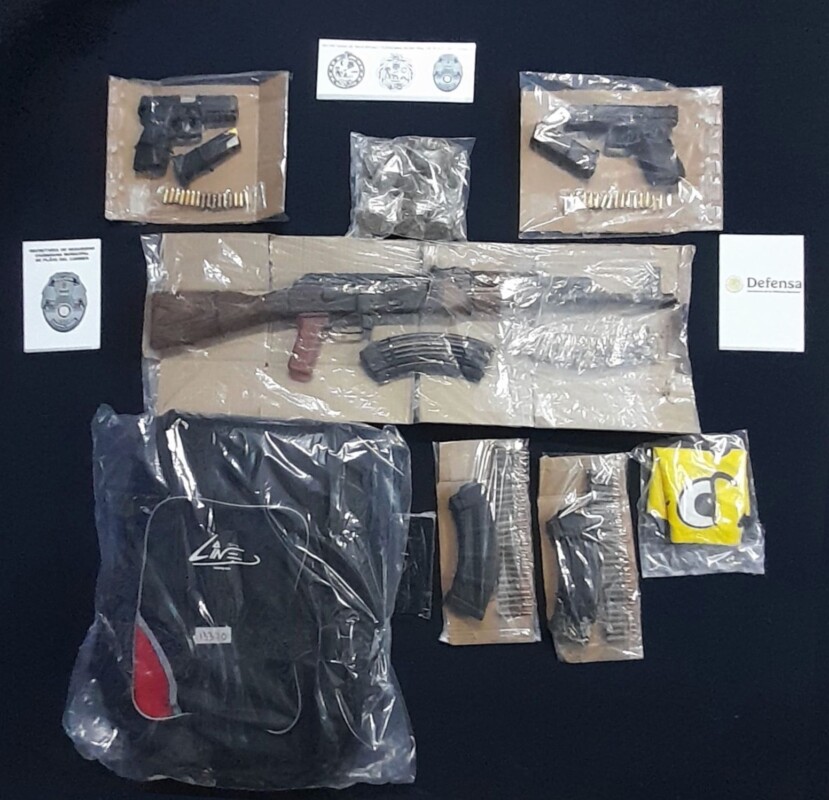 Detienen a sujeto con drogas y armas de alto poder en Playa del Carmen; lo decomisado por policías municipales al chiapaneco Margarito “N”.