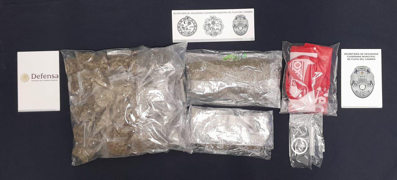 Detienen a una mujer con droga en Playa del Carmen; las bolsitas con el enervante decomisado a Yuliana “N”, originaria de Veracruz.