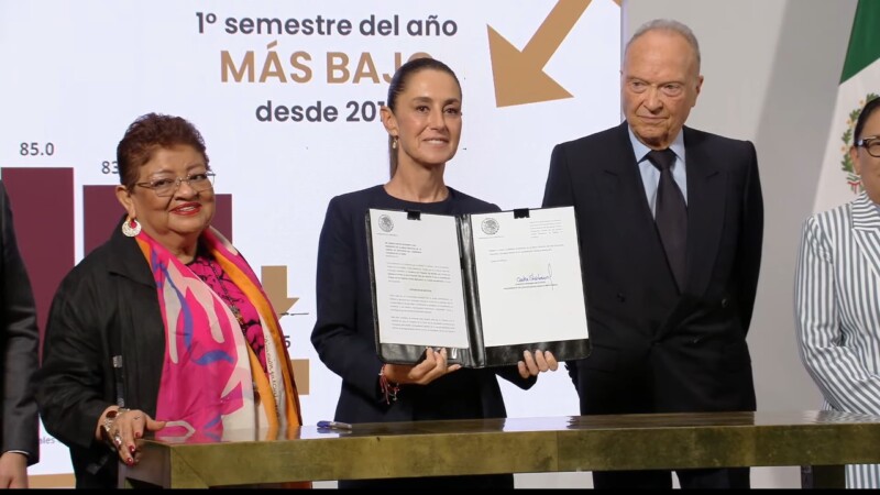 Firma Sheinbaum iniciativa contra el delito de extorsión