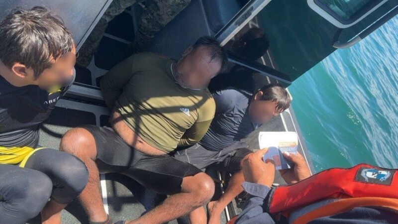 Capturan a tres pescadores furtivos en la costa yucateca