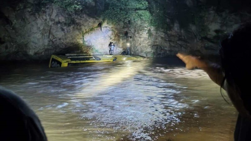 Cae autobús a un río en Guerrero; al menos 12 pasajeros habrían fallecido.