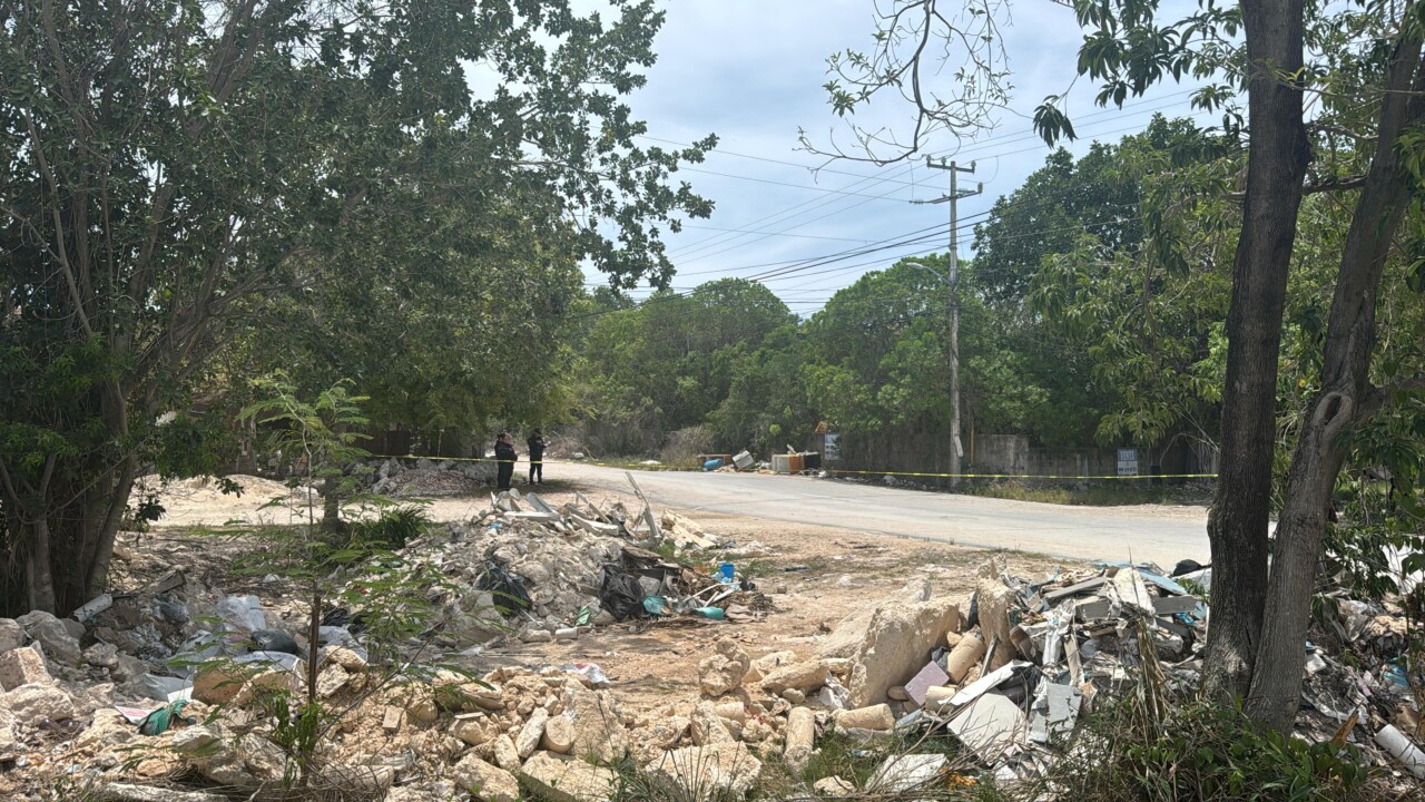Hallan cuerpo embolsado en la colonia Los Laureles en Cancún (VIDEO); fue abandonado en un bote de plástico sobre la calle 124A.