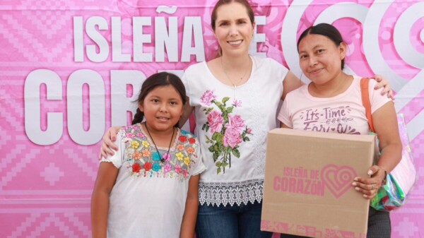 Atenea Gómez entrega apoyos alimentarios del programa “Isleña de Corazón” en el poblado de Francisco May