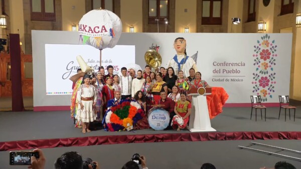 Dan muestra de la Guelaguetza 2025 en la Mañanera del Pueblo