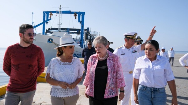 Mara Lezama y Alicia Bárcena recorren y supervisan estrategia integral contra el sargazo a bordo del buque “Natans”