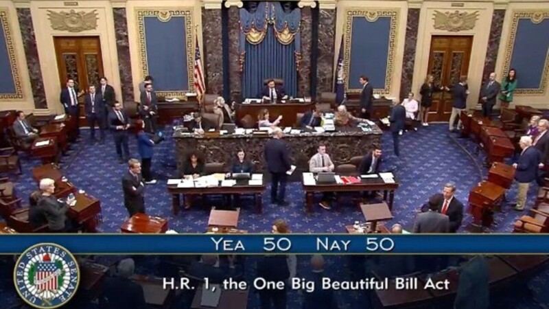 Aprueba senado de EU ley de recortes fiscales de Trump