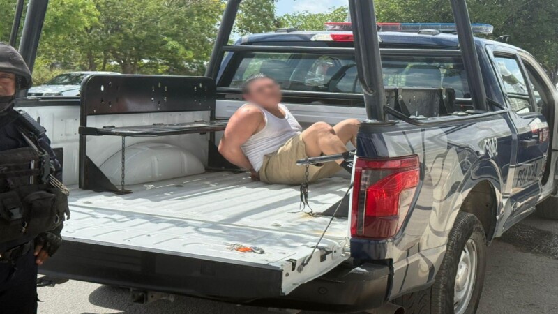 Sorprenden a degenerado a bordo de un auto cerca del Hospital General de Cancún