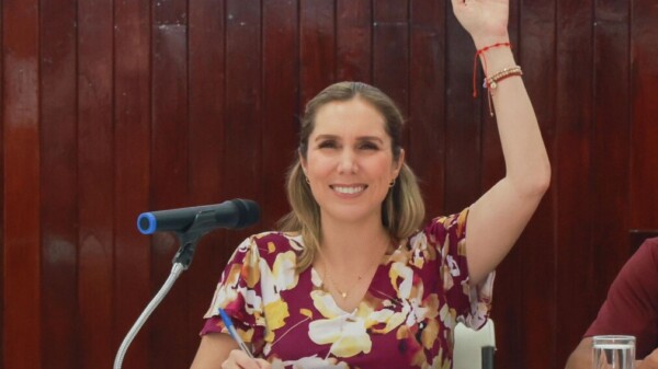 Cabildo de Isla Mujeres aprueba reglas de operación para programas de entregas de computadoras y láminas de zinc