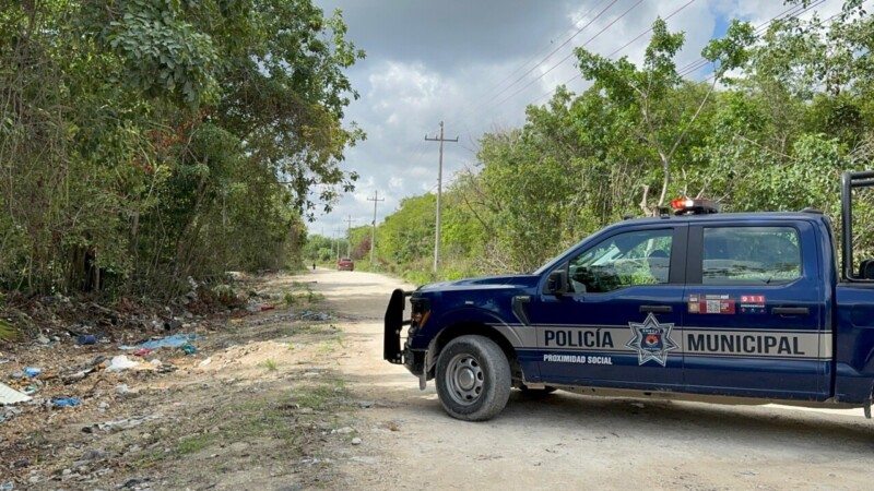 Hallan sin vida a un joven en un camino de terracería en colonia de Cancún (VIDEO)