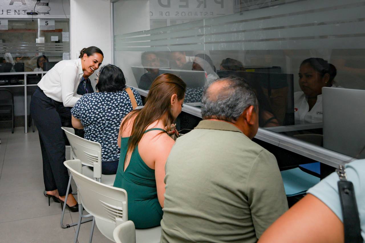 Ana Paty Peralta fomenta la actividad comercial regularizada; entrega 11 licencias de funcionamiento para ejido y colonias en vías de municipalizar.