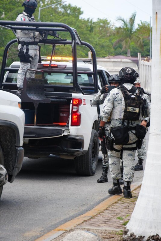 Escapan tres cubanos de una casa de seguridad en Cancún; los migrantes llegaron en busca de ayuda a la base de la Guardia Nacional.