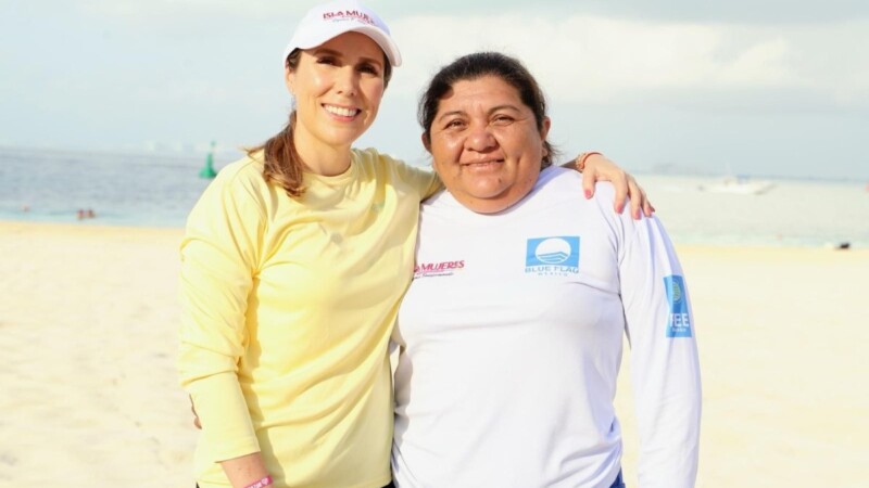 Atenea Gómez Ricalde supervisa trabajos de limpieza en las playas de Isla Mujeres
