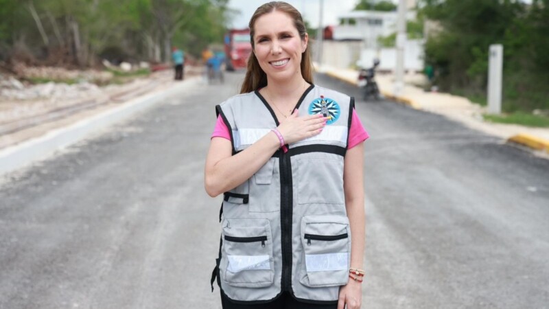 Atenea Gómez Ricalde supervisa pavimentación en la colonia San Valentín en Ciudad Mujeres