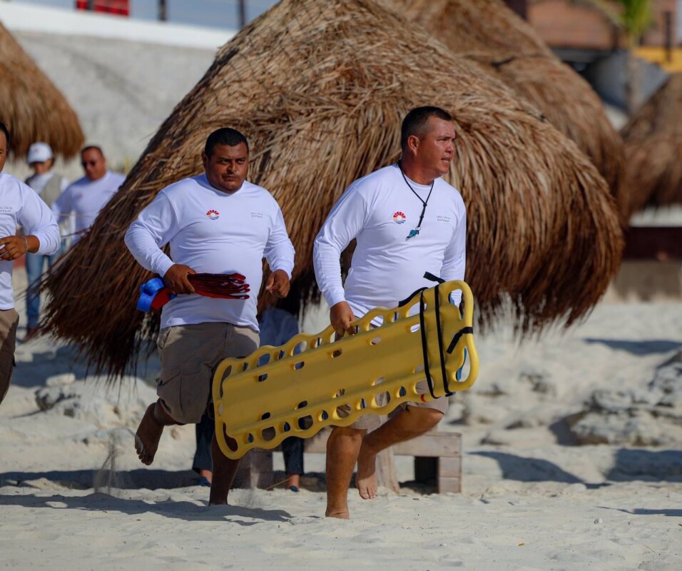 Cumplen guardavidas de Protección Civil de Cancún con evaluación; el objetivo de reforzar sus técnicas y aprendizaje en caso de una emergencia deja resultados positivos.