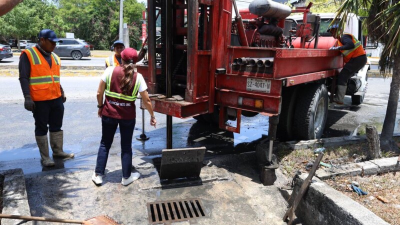 Inspecciona Ana Paty Peralta trabajos de desazolve por prevención a lluvias en la Supermanzana 17