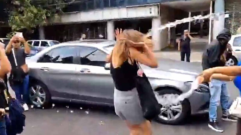 Agreden a "Lady racista" tras salida de audiencia legal