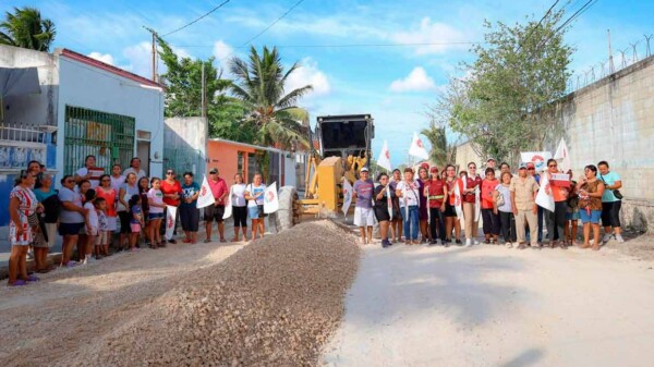 Cumple Ana Paty Peralta con inicio de obra de pavimentación en la SM 103