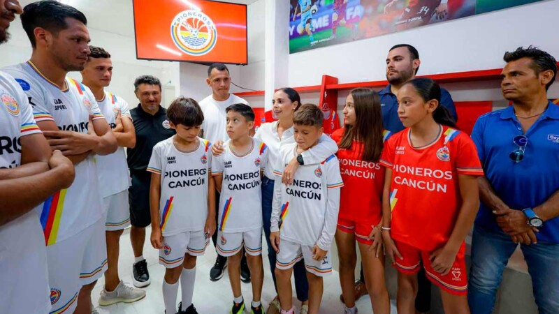 Renueva Ana Paty Peralta vestidores del Estadio Cancún 86, símbolo del deporte en la ciudad