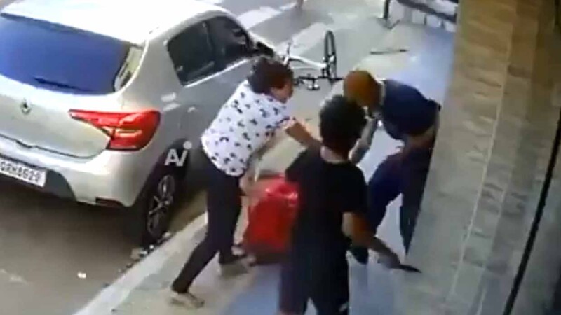 Hombre muere apuñalado por su suegra al agredir a su expareja