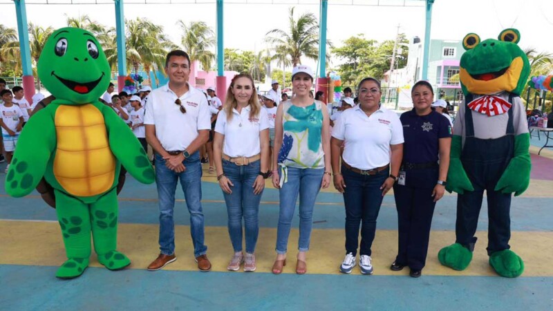 Atenea Gómez Ricalde convive con niñas y niños del curso de verano “Baaxlo’ob Paalalo’ob”
