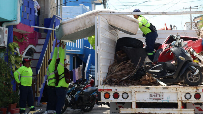 Gobierno Municipal fortalece la limpieza y salud con jornadas del Programa Permanente de Descacharrización en Isla Mujeres