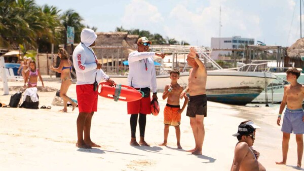 Gobierno Municipal refuerza trabajo de los guardavidas en las playas de Isla Mujeres