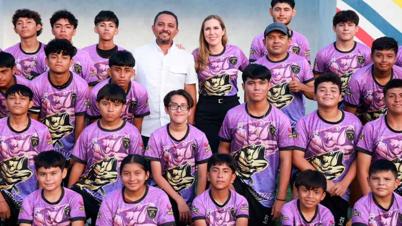 Atenea Gómez Ricalde refrenda su apoyo al deporte con entrega de uniformes al Club Dorados F.C. de Isla Mujeres