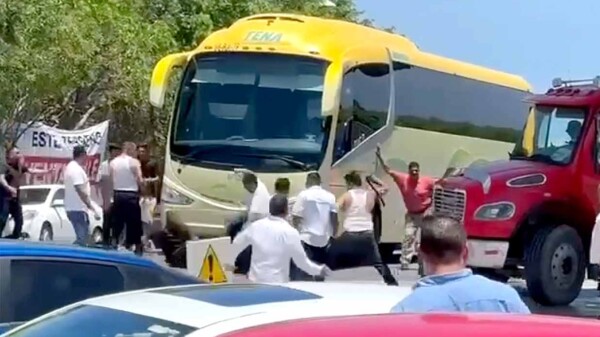 Presuntos taxistas piratas protagonizan pelea campal en gasolinera de Cancún