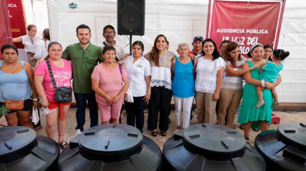Atienden Mara Lezama y Blanca Merari a habitantes de Leona Vicario