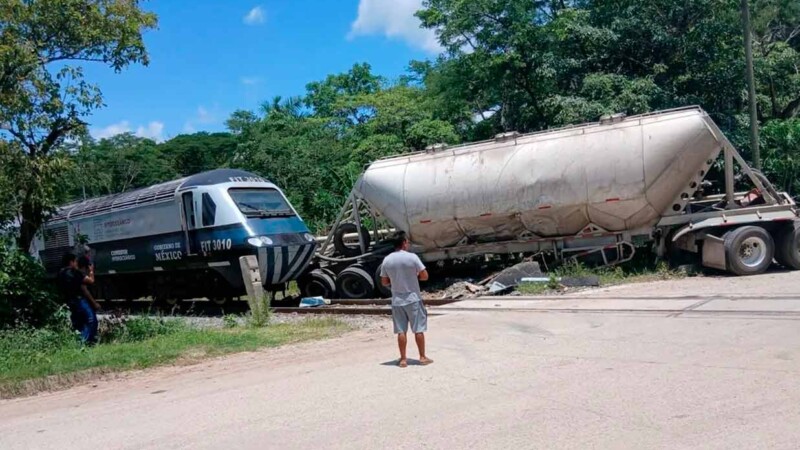 Tren interoceánico arrolla a tráiler en Tabasco; no hay heridos graves