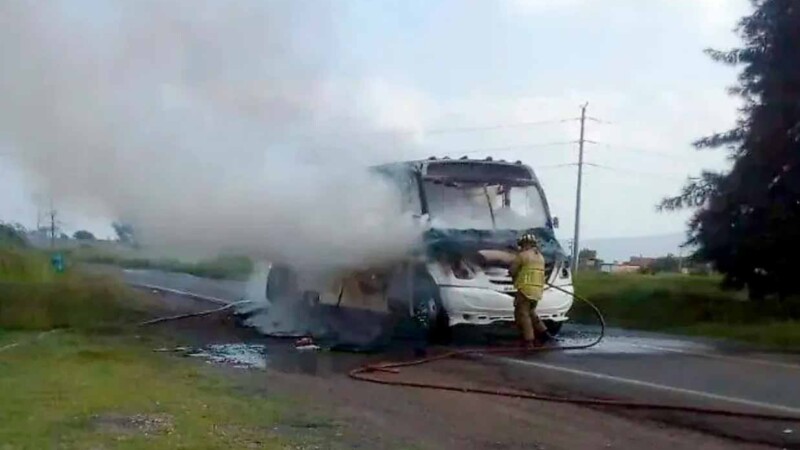 Sujetos armados incendian camión del transporte público en Guanajuato 