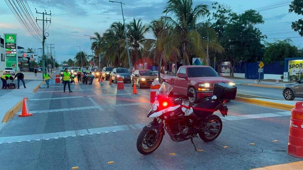 Instalan reductores de velocidad en paso peatonal peligroso en avenida de Cancún